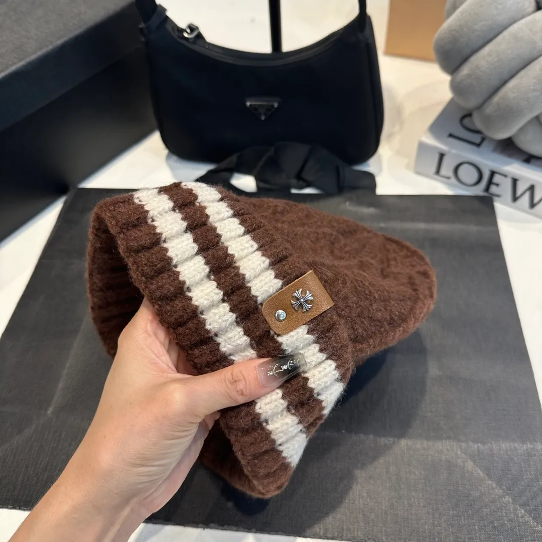 P60 Crow Heart Autumn and Winter Wool Knitted Beanie This must be the favorite of minimalism. It is clean, neat, fashionable and versatile, and will definitely not be picky about your face shape! A fashionable classic that lasts forever! Fashionable black and white can be purchased together!
